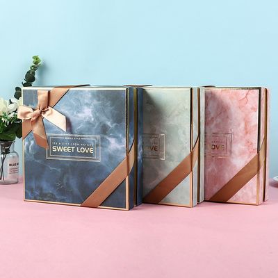 Tre colori quadrano la scatola rigida della spalla che imballa per il regalo di sorpresa