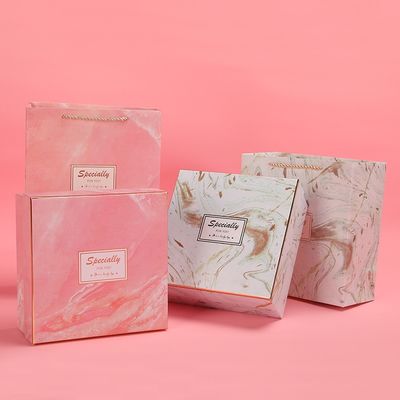 Confezione regalo di compleanno con stampa in marmo con logo personalizzato con scatole rigide fatte a mano in sacchetto di carta