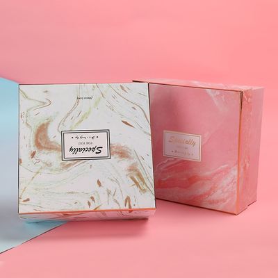 Confezione regalo di compleanno con stampa in marmo con logo personalizzato con scatole rigide fatte a mano in sacchetto di carta