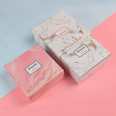 Confezione regalo di compleanno con stampa in marmo con logo personalizzato con scatole rigide fatte a mano in sacchetto di carta