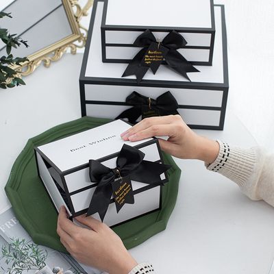 Contenitori di regalo magnetici bianchi rigidi del cartone con Rim And Ribbon Bow nero