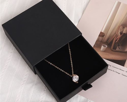 Portagioie in carta nera con cassetti in cartone per collana