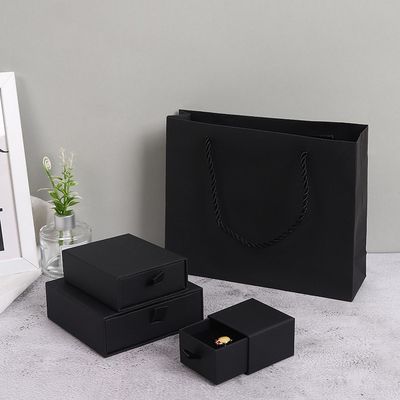 Portagioie in carta nera con cassetti in cartone per collana
