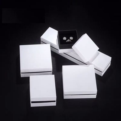 Confezione regalo vuota piccola collana e orecchini bianchi per la presentazione di gioielli