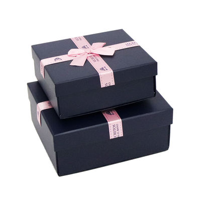 Contenitore di regalo di carta rigido pieghevole dei blu navy 24*20*10cm con la decorazione del nastro
