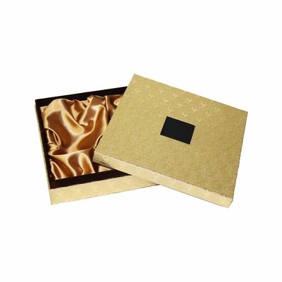 L'oro ha inciso il quadrato del contenitore di carta di cartone con il vassoio della schiuma del raso