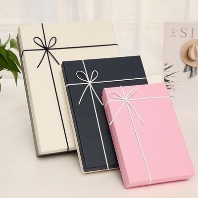 Il multiplo colora il contenitore di regalo di carta rigido