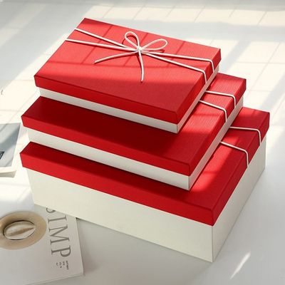 Il multiplo colora il contenitore di regalo di carta rigido