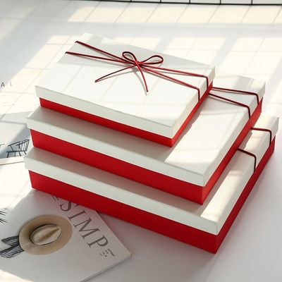 Il multiplo colora il contenitore di regalo di carta rigido