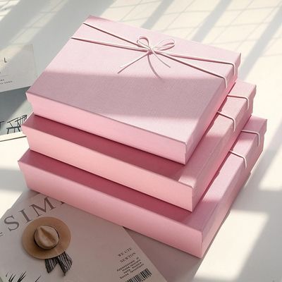 Il multiplo colora il contenitore di regalo di carta rigido