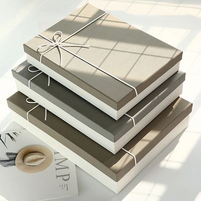 Il multiplo colora il contenitore di regalo di carta rigido