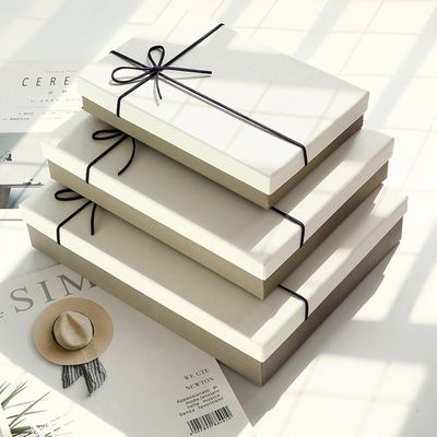 Il multiplo colora il contenitore di regalo di carta rigido