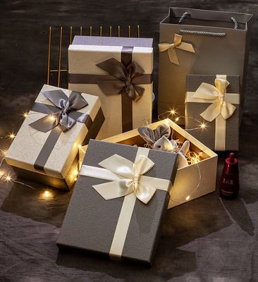 Contenitore di regalo di carta rigido su misura di tre dimensioni con l'arco per la famiglia dell'amico del coniuge