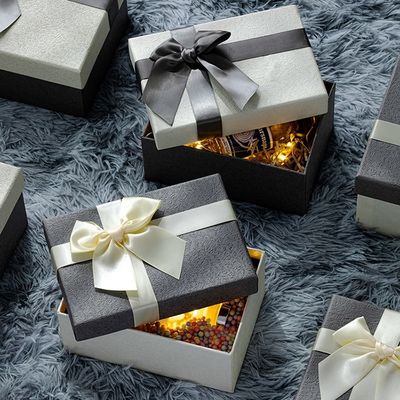 Contenitore di regalo di carta rigido su misura di tre dimensioni con l'arco per la famiglia dell'amico del coniuge