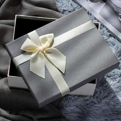 Contenitore di regalo di carta rigido su misura di tre dimensioni con l'arco per la famiglia dell'amico del coniuge