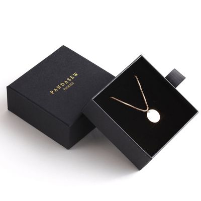 Estragga il contenitore nero di collana del cartone con la spugna spessa di 1.5cm